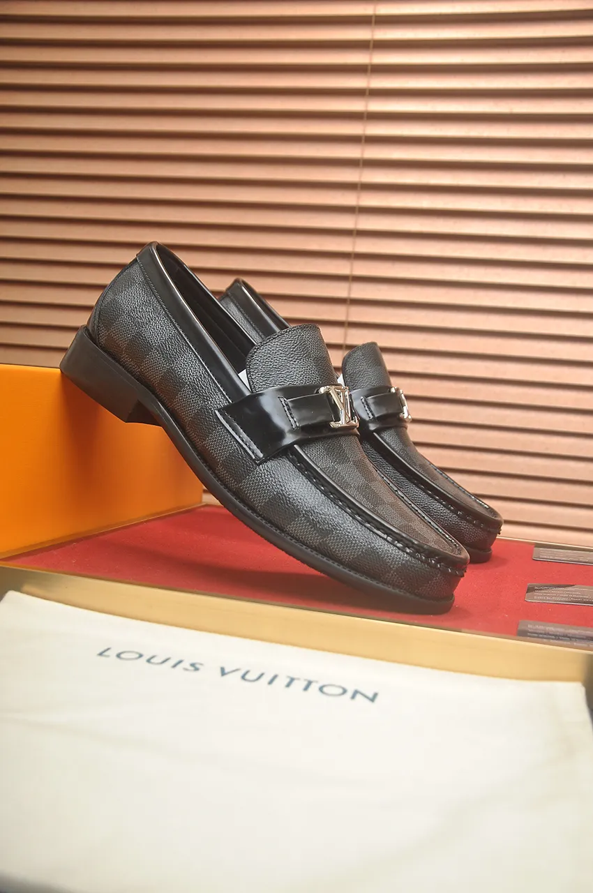 Men's men's shoes 💰540💶 [LV] (original single cowhide lining) 🍀LV's latest genuine leather business suit shoes are launched simultaneously on the official website. The first-layer cowhide imported from Italy is made of heavy gold, 💥official website 1:1 rubber outsole. Versatile to wear, high-end without losing class, and the color combination is extraordinary. This four-season style is alluring when worn on your feet, showing off your big-name flair. Standard code 39-45 (45 customized)